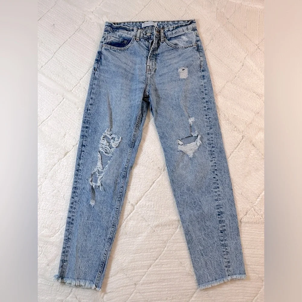 Muselooks women’s size 5 high waisted mom jeans light wash great condition